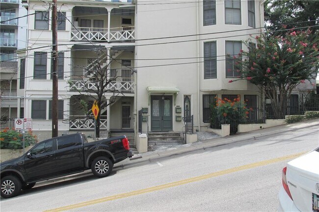 Building Photo - 800 San Antonio St