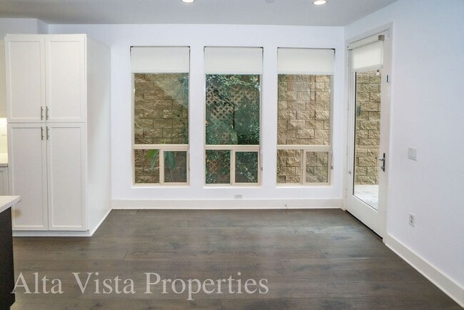 Building Photo - Beautiful Townhome centrally located in Mi...