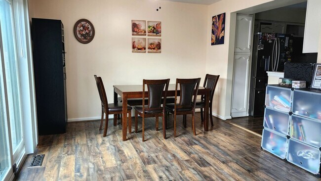 Building Photo - Spacious 3 bedroom Condo near Northville d...