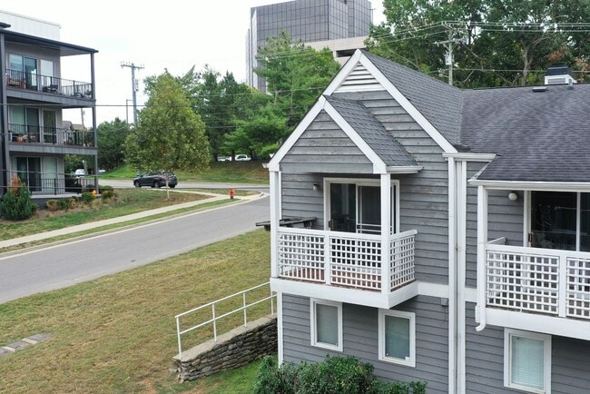 Building Photo - Updated Condo Steps from Vanderbilt with P...