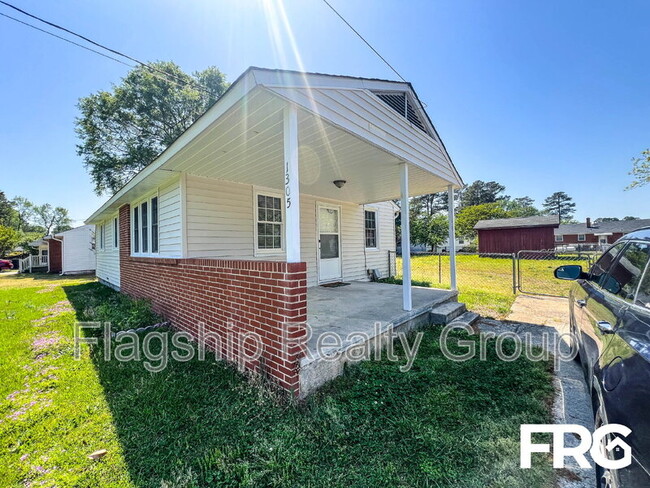 Building Photo - 1305 Robin St