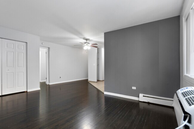 Building Photo - 6001 N Kenmore Ave