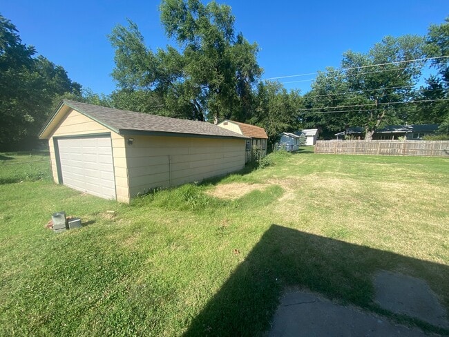 Building Photo - 730 N Woodlawn Blvd