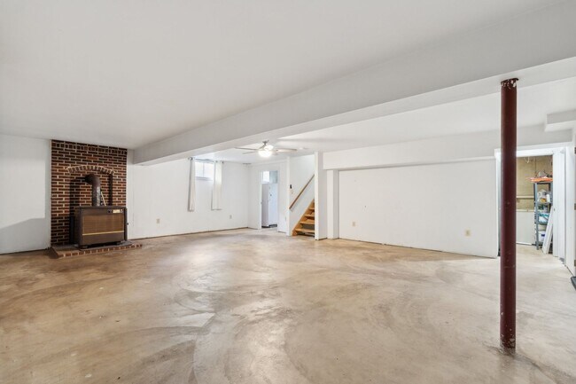 Building Photo - Charming One-Level Home Nestled Among Matu...