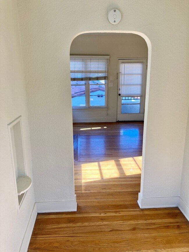 Building Photo - Spanish Craftsman Garden Apartments Bankers Hill