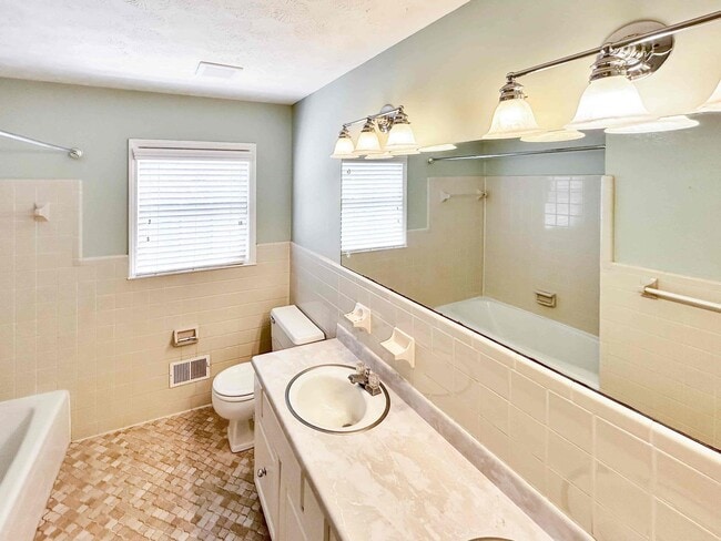 Building Photo - Spacious 3 BR/2 BA Duplex in Austell!