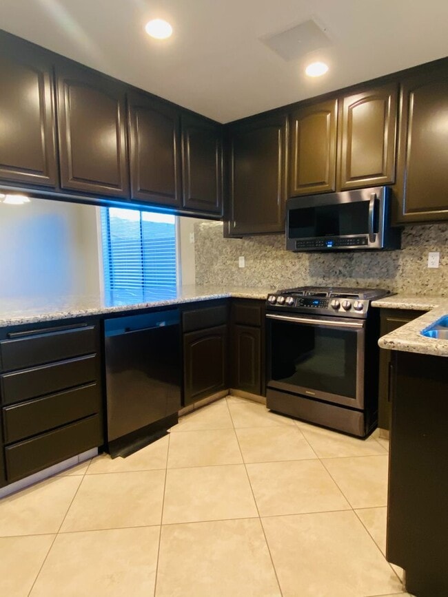 Building Photo - AVAILABLE NOW!!