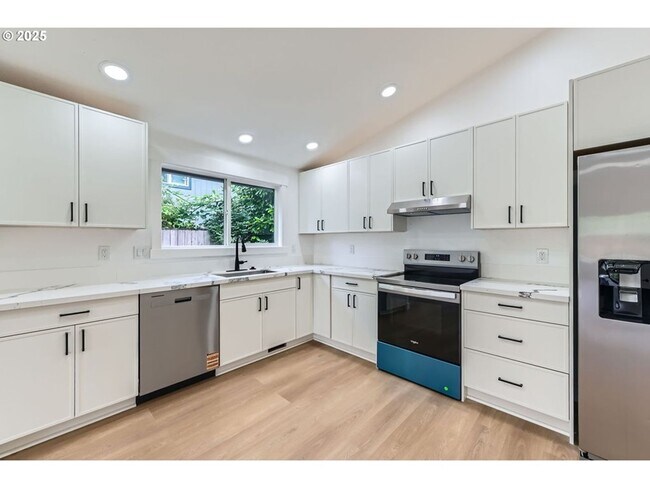 Building Photo - Charming One - Level