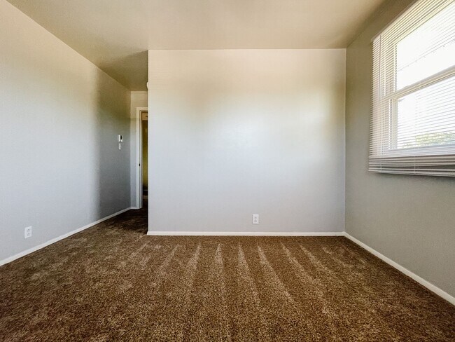 Building Photo - 8200 & 8202 W Butternut Rd