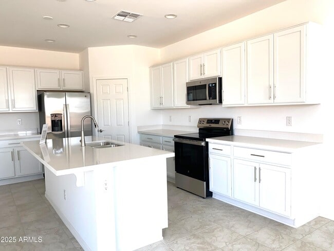 Building Photo - 10865 E Tiburon Ave