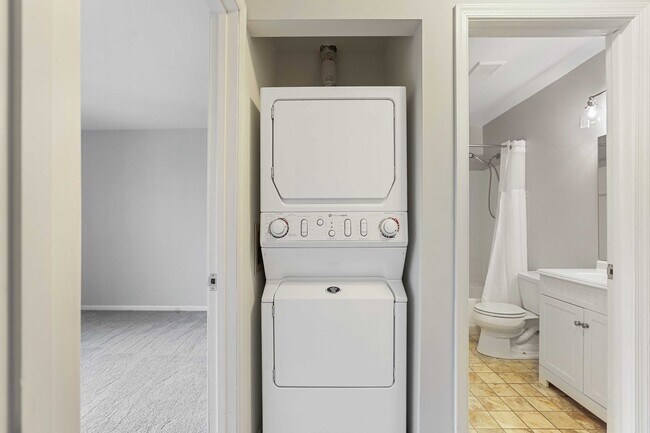 Building Photo - Charming Top Floor Condo with Pool View!!