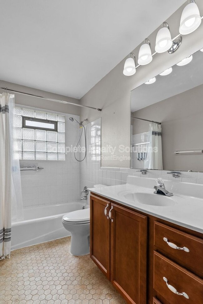 Building Photo - 12464 Glengate Dr