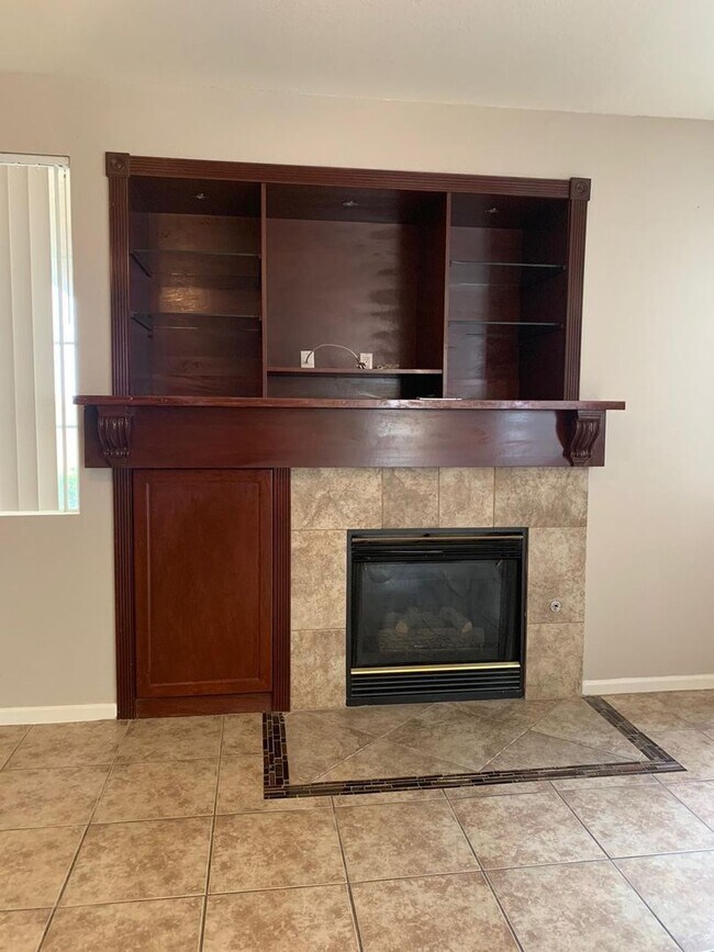 Building Photo - Beautiful 3 bedroom Condo in Summerlin- 2 ...