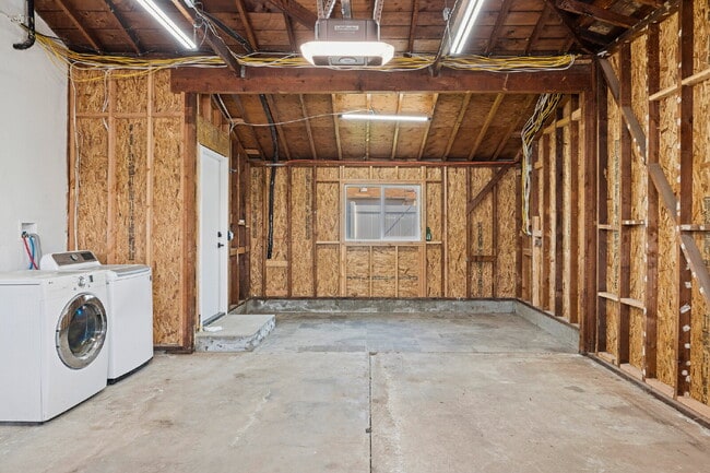 Building Photo - ***OPEN HOUSE - Friday 8/29 - 4-6pm***