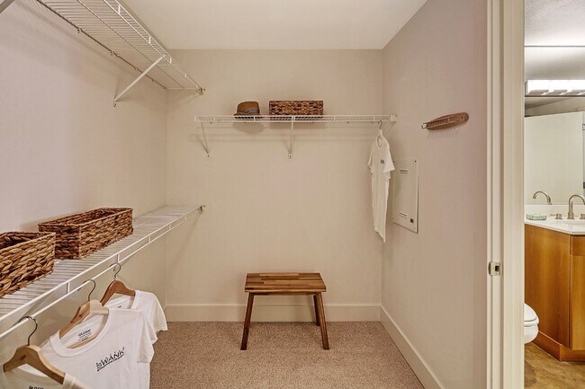 Building Photo - 2Bd/2Ba Seattle Condo