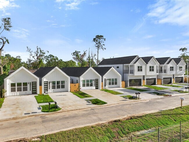 Building Photo - 2406 Mann St