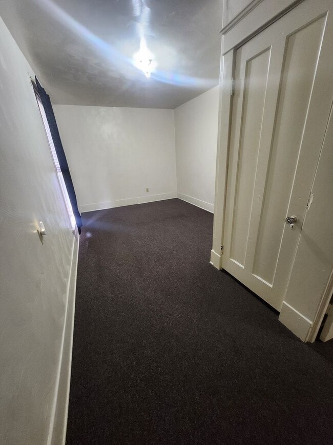 Building Photo - Spacious 2 bedroom townhouse style