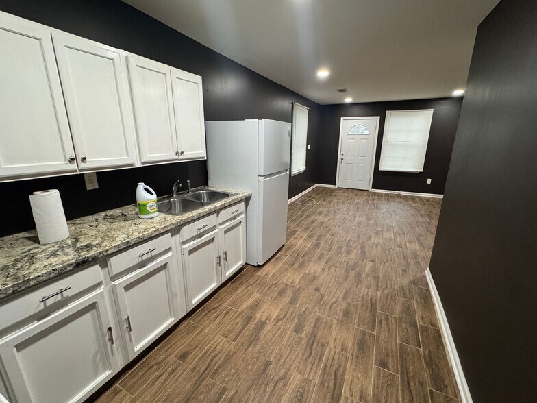 Building Photo - 1555 Swan Ave
