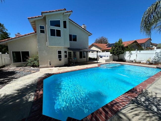 Building Photo - Pool Home
