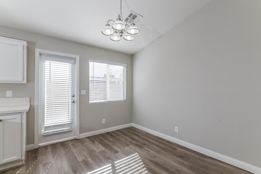 Building Photo - 2037 Madica Ave