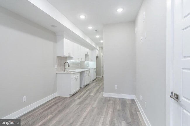 Building Photo - 103 E Duval St