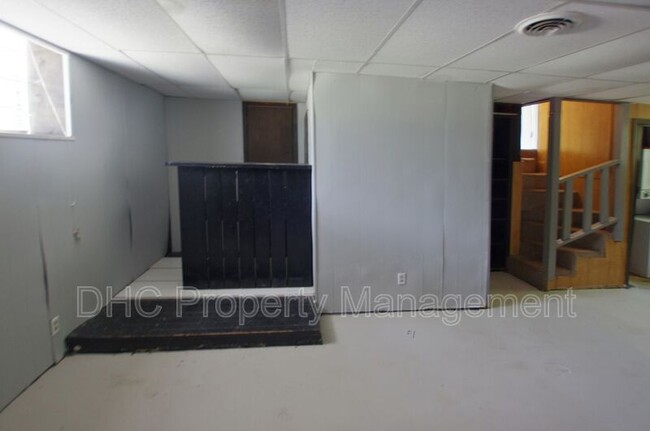 Building Photo - 210 Creekwood Ln