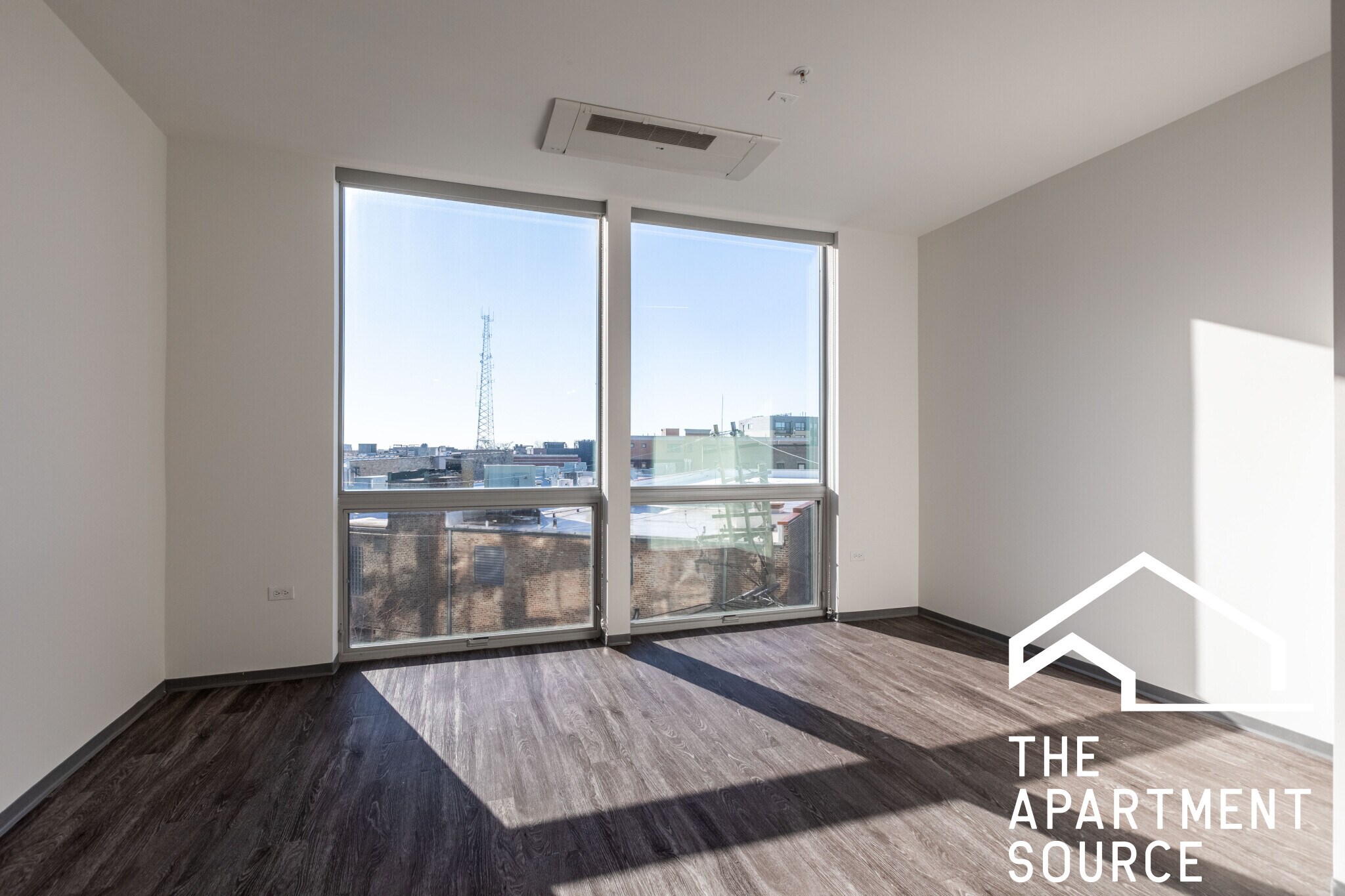 Building Photo - 2340 N California Ave