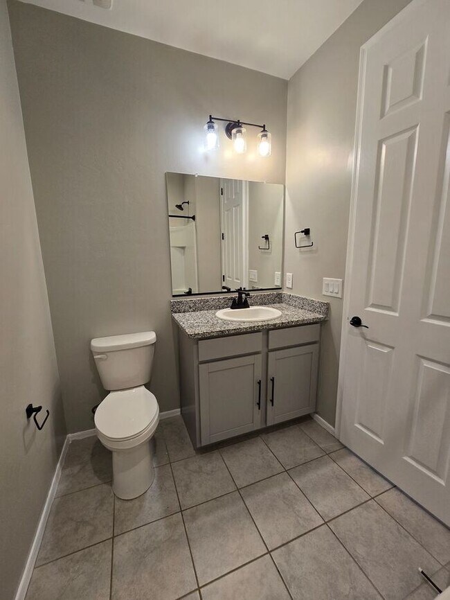 Building Photo - MOVE IN SPECIAL!! 3 Bedroom/ 2 Bath Red Rock Oasis
