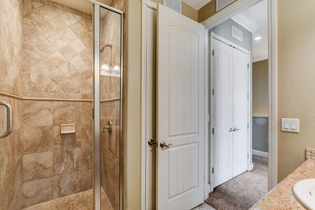 Building Photo - Luxury Resort Style Condo in Lake Las Vegas