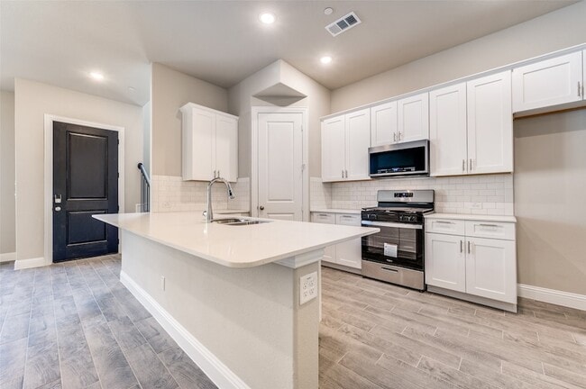 Building Photo - 6148 Blythe Dr