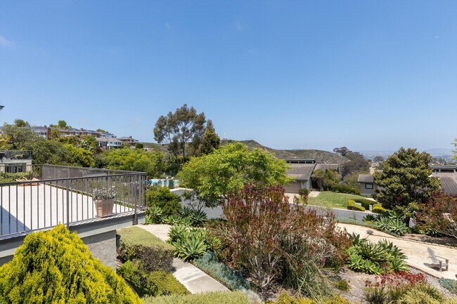 Building Photo - 6667 La Jolla Scenic S Dr