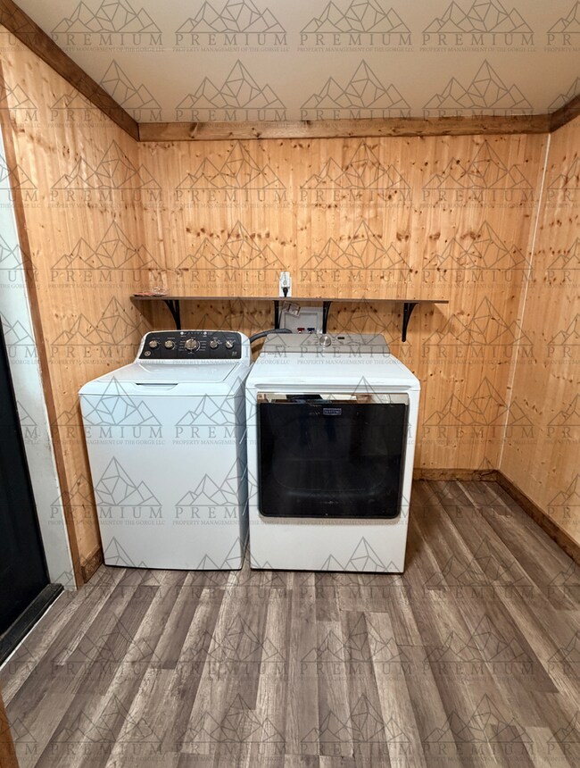 Building Photo - 3 Bedroom 2 Bathroom