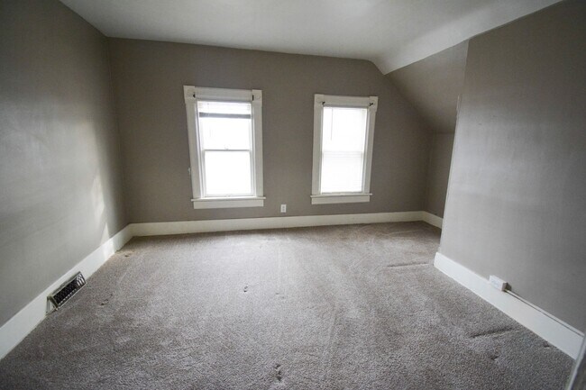 Building Photo - 231-233 S Pearl St