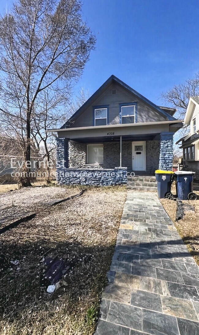 Building Photo - 4 Bed/3 Bath Home with In-Unit Laundry / Available Now!