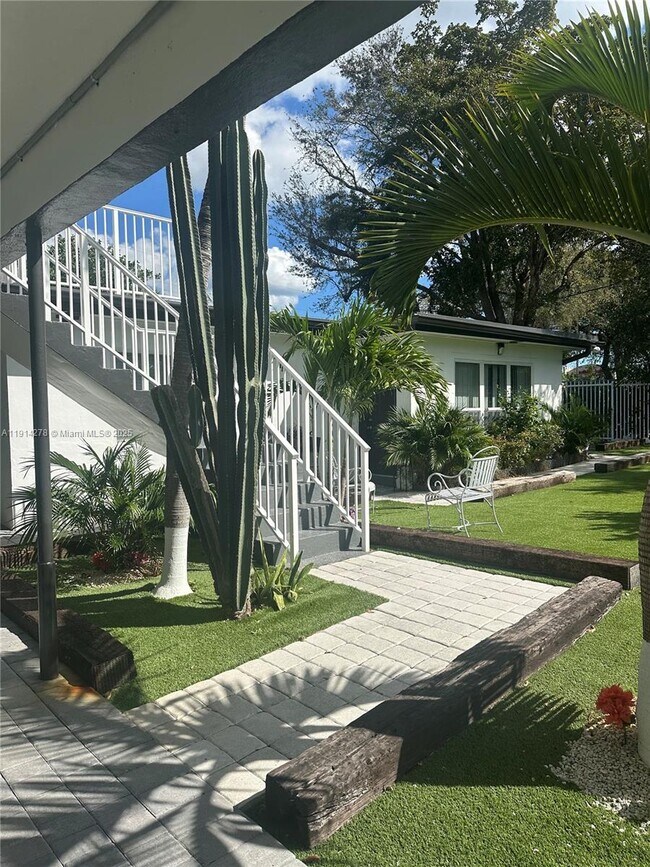 Building Photo - 1821 Thomas St