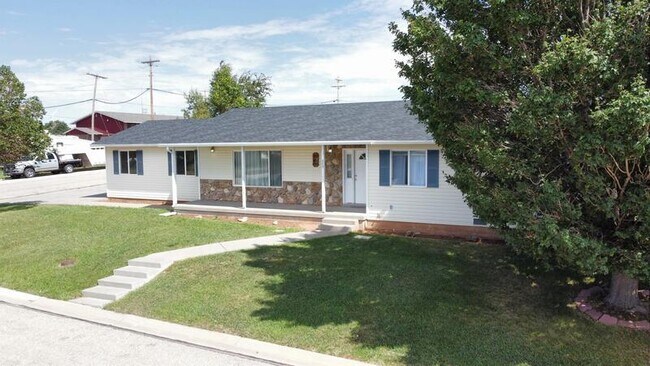 Building Photo - 465 Meadowlark Ln