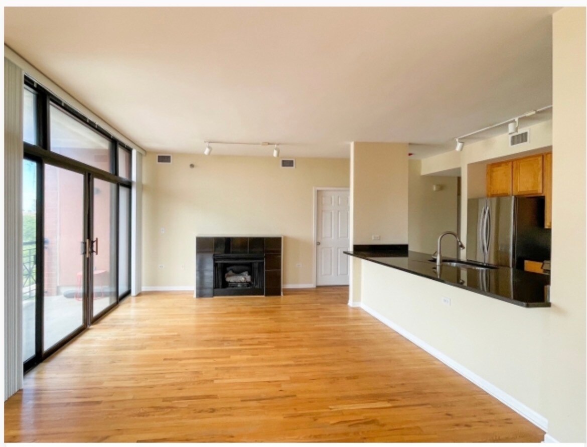 Building Photo - 3232 N Halsted St