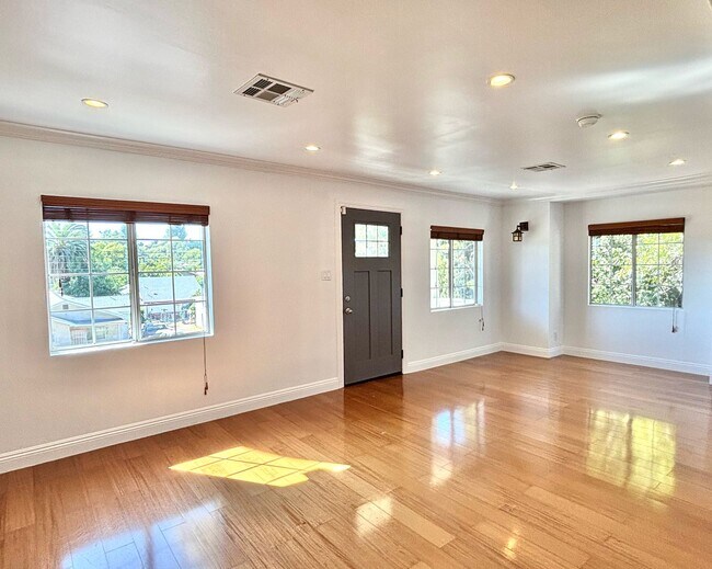 Building Photo - Serene 3bed /2 Bath Craftsman in Heart of ...