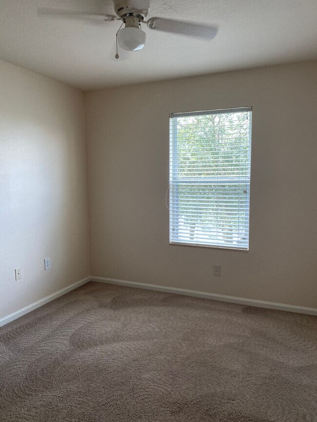 Building Photo - BEAUTIFUL 3 BEDFROOM, ,2.5 BATHROOMS TOWNH...