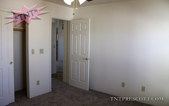 Building Photo - Home in Cliff Rose HOA ~ Winter Special!!