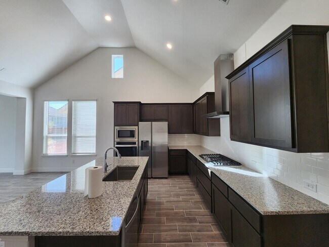Building Photo - Move-in Special: 50% off second full month...