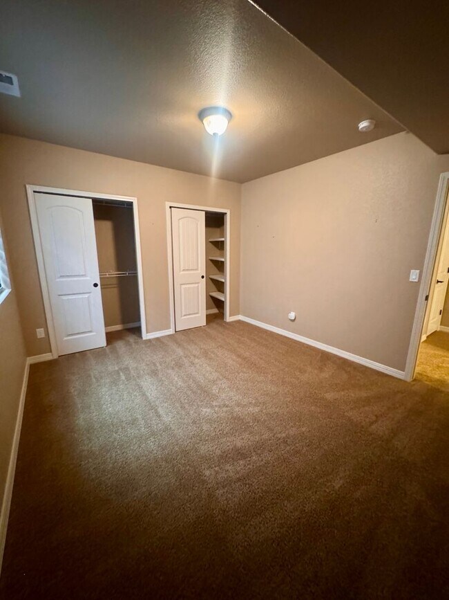Building Photo - Gorgeous 4 Bedroom Townhome in Briargate