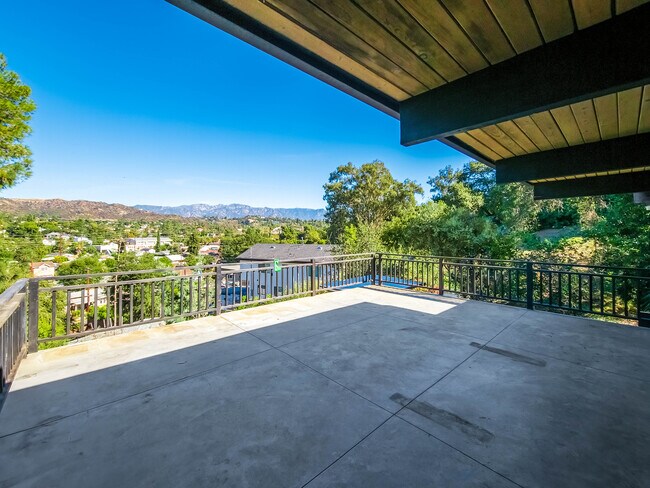 Building Photo - 1404 Oak Grove Dr