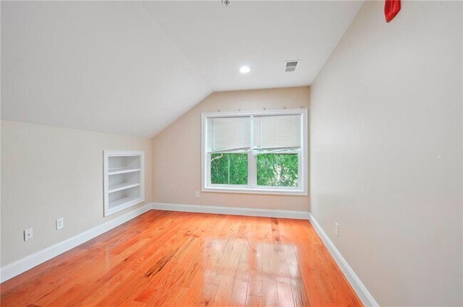 Building Photo - 298 Wickenden St
