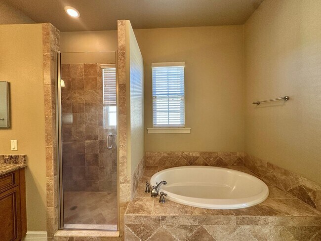 Building Photo - Spacious Haile Plantation Apartment – 3BR/2BA with Over 2,000 Sq. Ft. | Pet Friendly & Prime Loca...