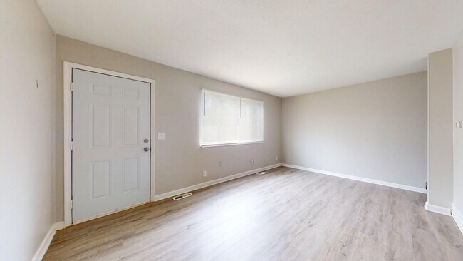 Building Photo - Elyria - updated 2 bedroom/1 bath townhouse.
