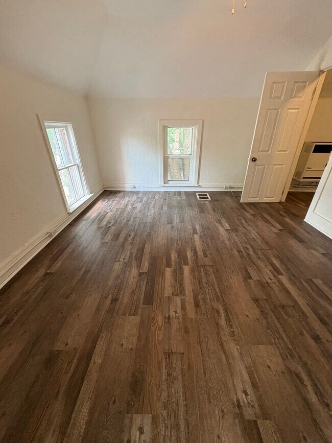 Building Photo - 4 Bedroom Single Family Home on Northside