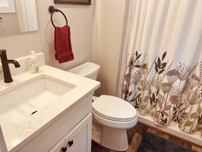 Building Photo - New 3 bed, 3 bath house with in law apt on...