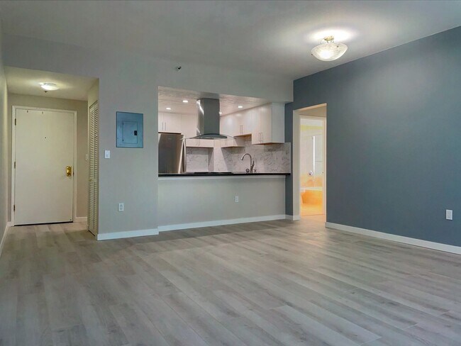 Building Photo - Newly Remodeled 1 Bed, 1 Bath Condo with O...