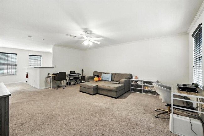 Building Photo - 742 Centervale Dr